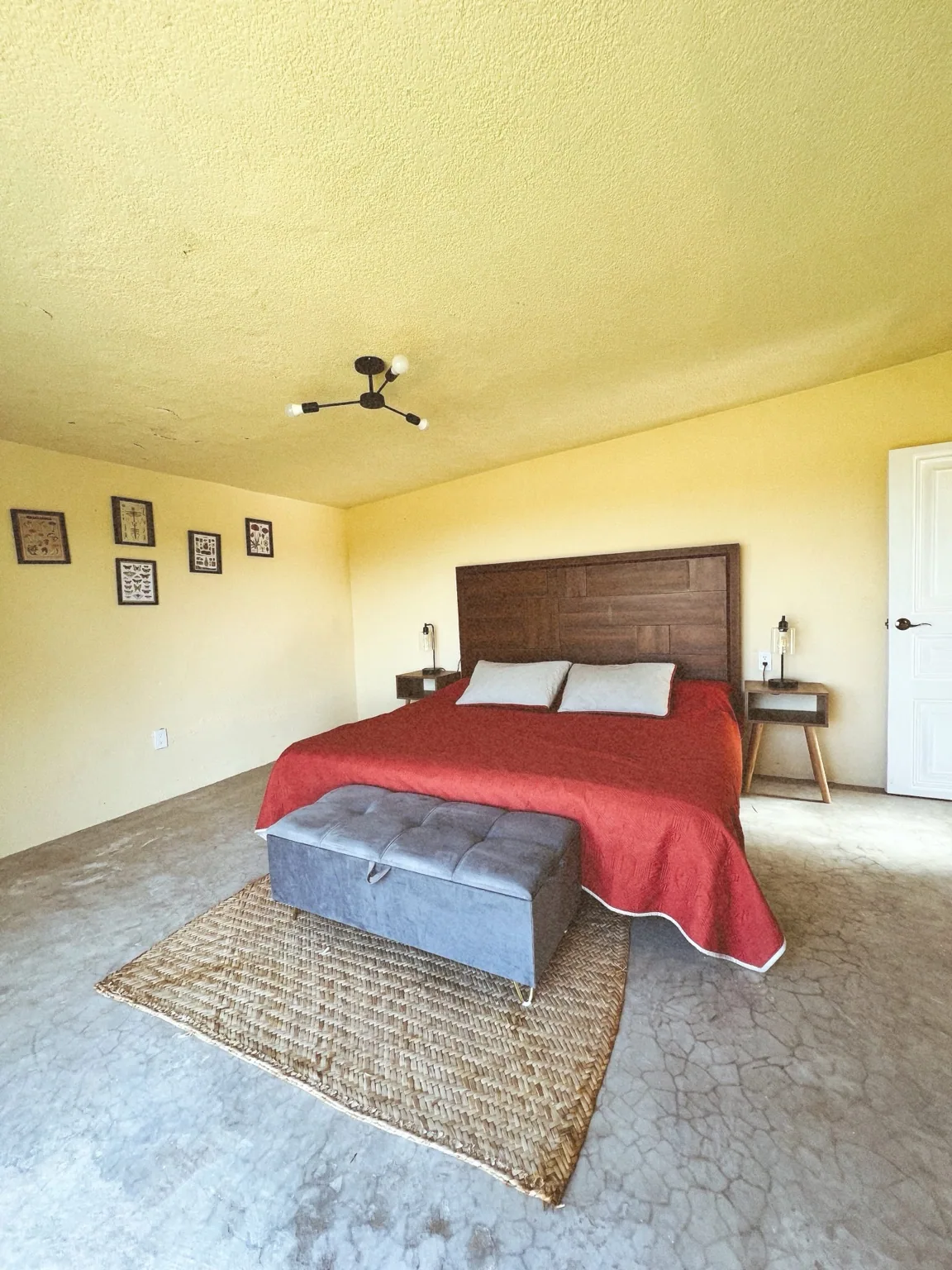 Recámara acogedora con cama grande